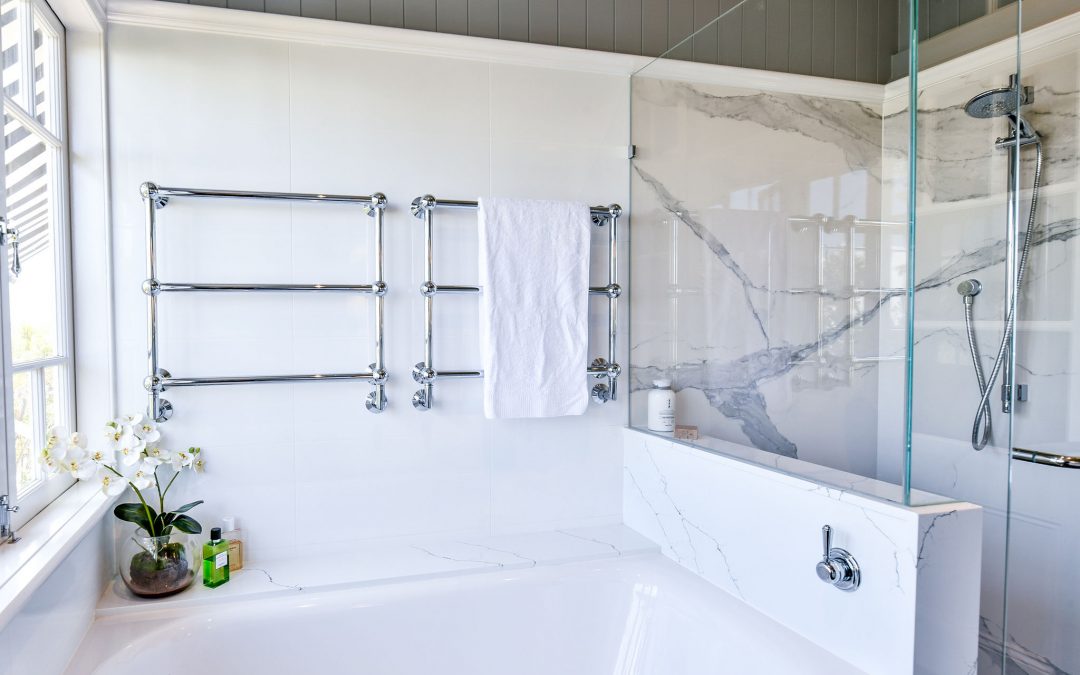 white marble bathroom large bathtub